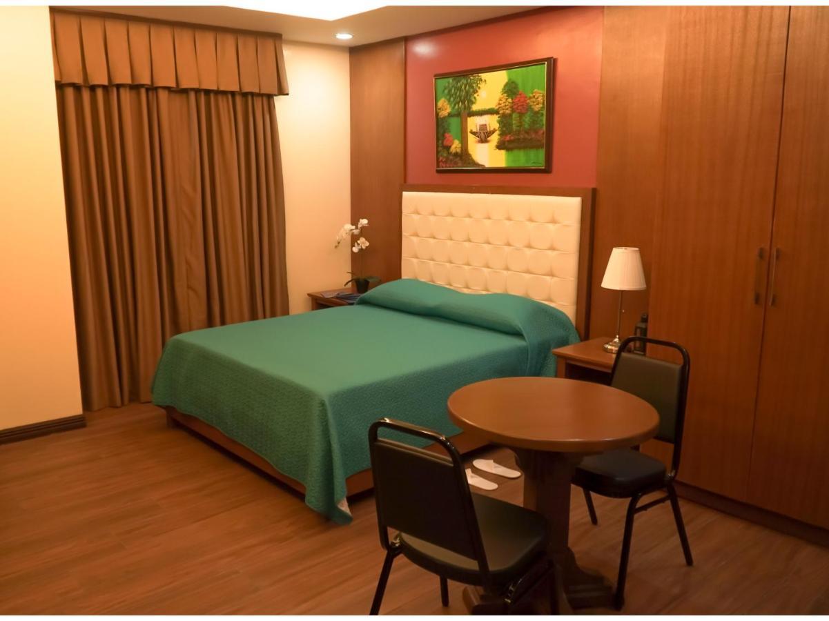 M28 Hotel And Apartments Quezon City Esterno foto