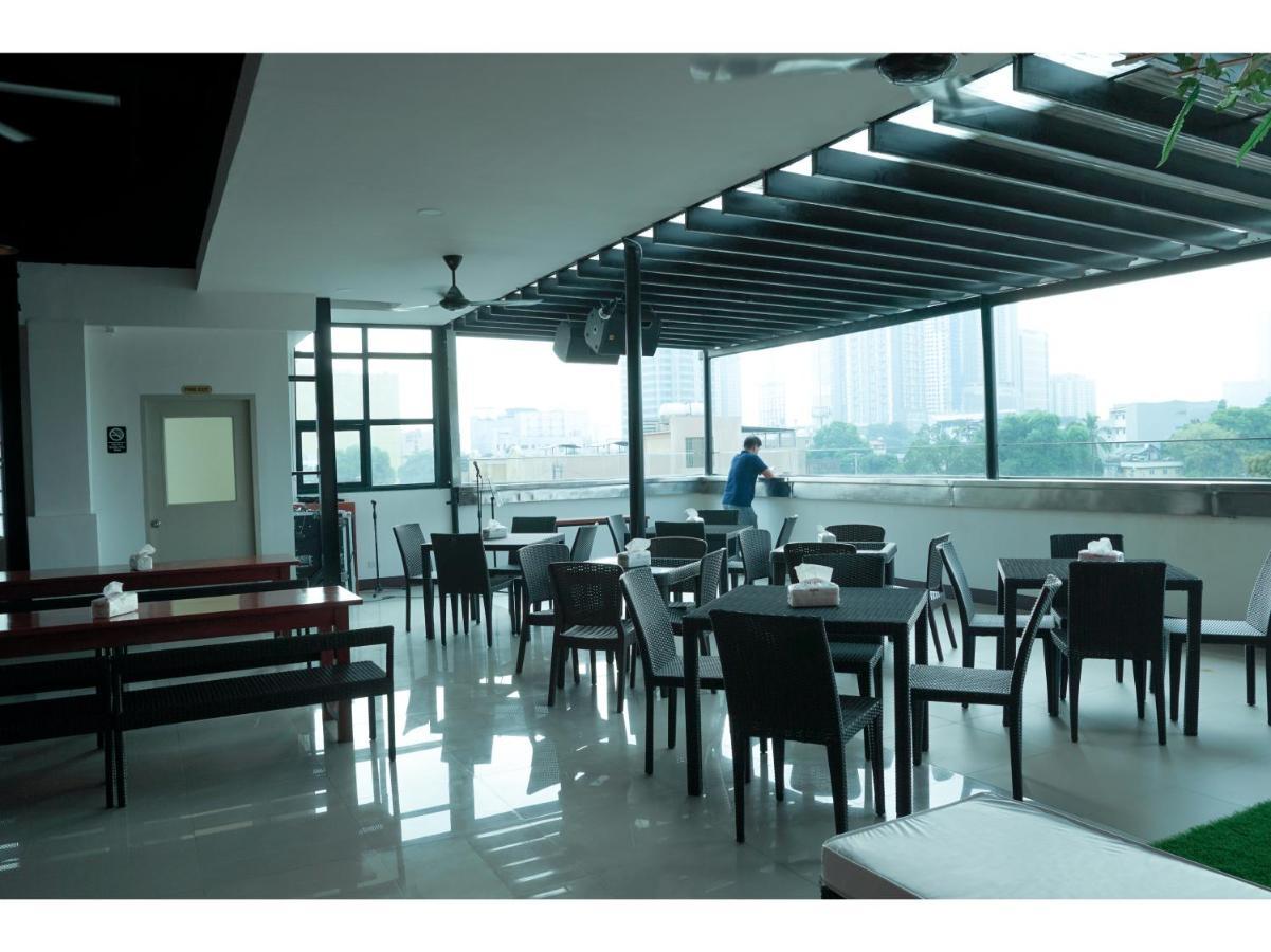 M28 Hotel And Apartments Quezon City Esterno foto