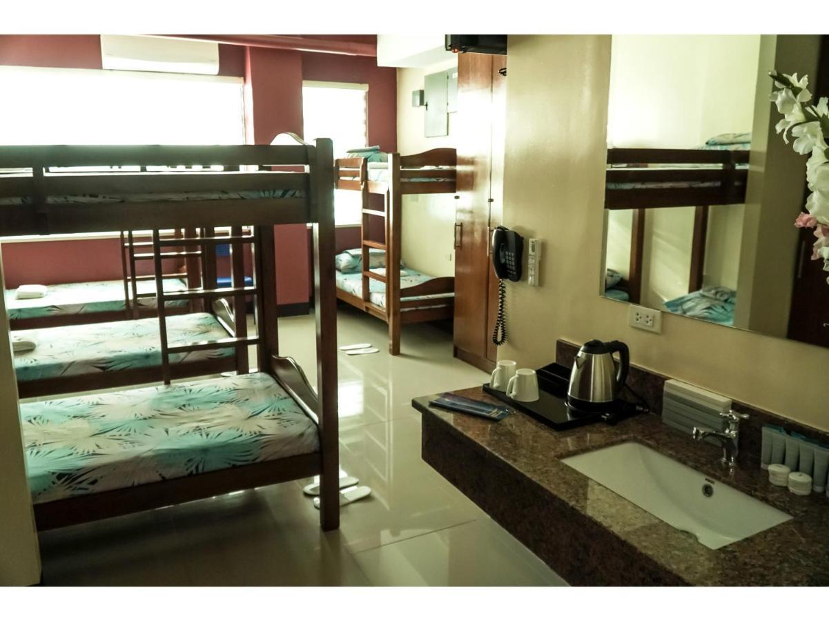 M28 Hotel And Apartments Quezon City Esterno foto