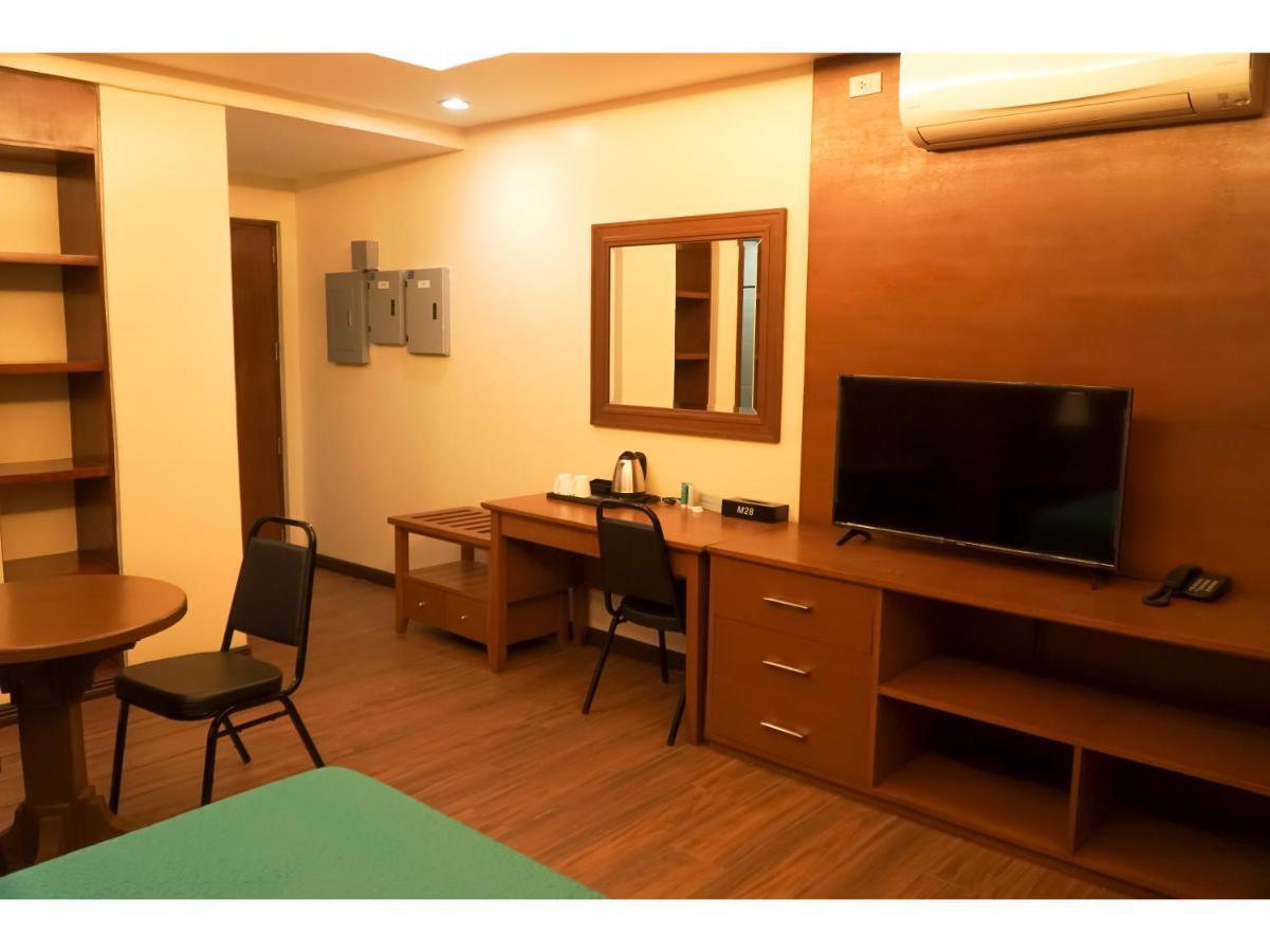 M28 Hotel And Apartments Quezon City Esterno foto