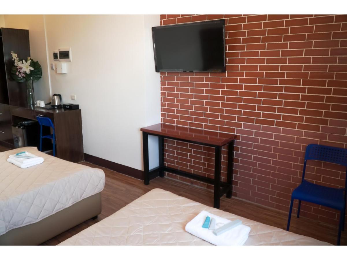 M28 Hotel And Apartments Quezon City Esterno foto