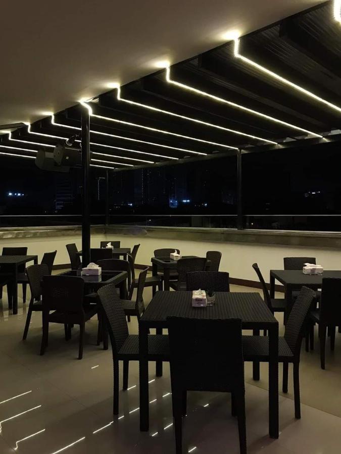 M28 Hotel And Apartments Quezon City Esterno foto